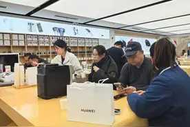 国补+商家优惠，手机等电子数码市场迎来消费“小阳春”图片