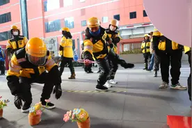 腊味年货、坚果大礼包、八宝饭…… 上海留岗骑手收到“年货礼包”图片