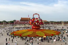 “祝福祖国”大花篮亮相天安门广场图片