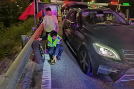 回家心切不料中途爆胎，收费人员暖心相助踏上返乡归途图片
