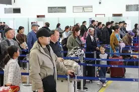 新疆霍尔果斯公路口岸年出入境人员首次突破100万人次图片