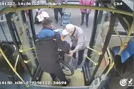 老人坐轮椅乘车不便  青岛公交驾驶员这一举动温暖了整个车厢图片