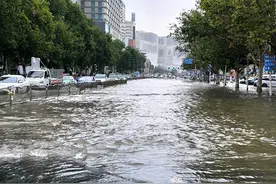 郑州暴雨持续，潮新闻对话亲历者：路上漂着电动车，回家花了三个小时图片
