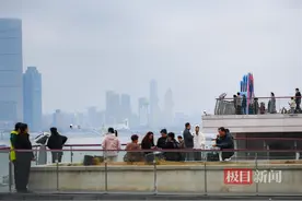 武汉长江大桥冬日魅力不减，枯水期江滩吸引市民游客打卡图片