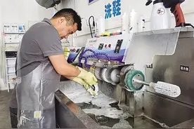 除了修补，还提供补色、增色、更换内衬…… 新型洗鞋店服务，你体验了吗？图片