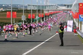 中俄跨境马拉松鸣枪开跑图片