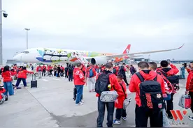 心怀热爱，奔赴山海 蓉城球迷包机前往青岛见证历史时刻图片