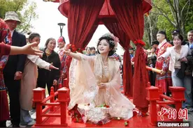 “蚕花”妆造引爆出圈 浙江湖州千年民俗化身国潮顶流图片