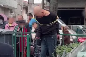 浙江温岭一男子疑偷钱遭绑树上示众扇耳光，知情人称其已被派出所带走图片