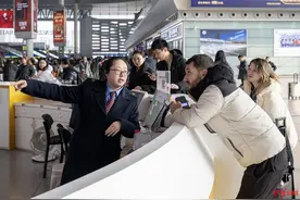 4国语言随心切换，成都东站首个“外籍旅客服务站”设立图片