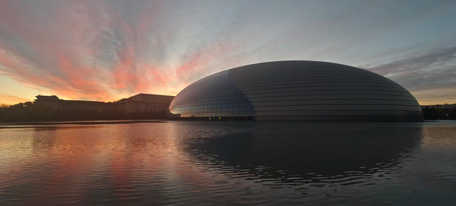 朝色漫染，天空披彩	，北京的晨光太治愈了！