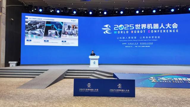 机器人刚打扫完家务，我说：“再去给我炒俩菜”