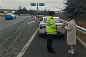 女司机误入高速公路止步不前！莱山高速民警有求必应当“代驾”！图片