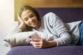 长期侧躺玩手机致短暂失明？医生提醒这一姿势伤害不只是眼睛图片