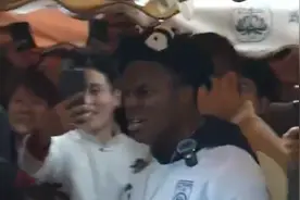 “甲亢哥”看川剧演员喷火吓得大叫着连连后退图片