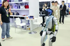 机器人走上T台，AI与时尚共塑未来……上海时装周科技感爆棚图片