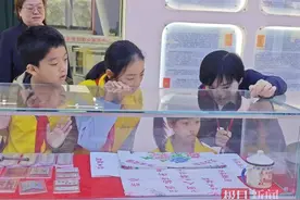 小学生建议公交地铁上增设低矮扶手，政协委员回应：会将建议形成提案，带上更大平台图片