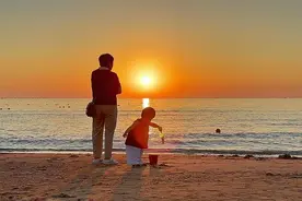 秋色如画好“丰”景|山东日照：秋日海滨引游人图片