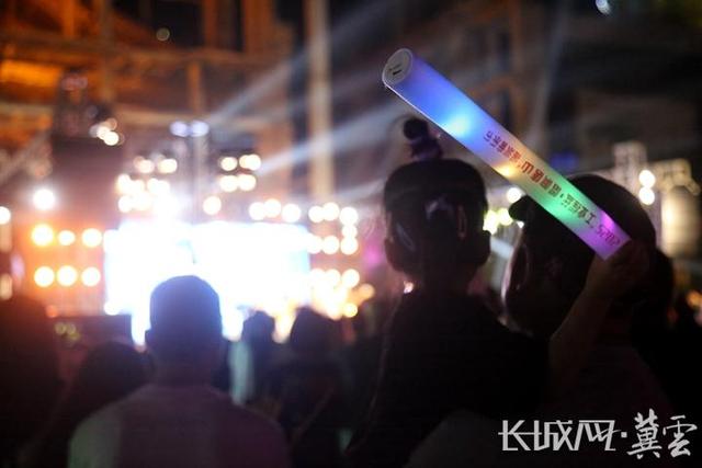 唐山市路北区：2025“工业摇篮 唱响唐山”摇滚音乐节激情开唱