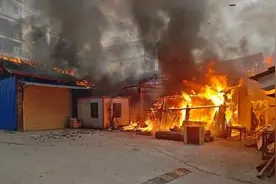 熊孩子还有熊家长？！自己玩烟花开心了，别人库房遭了殃……图片