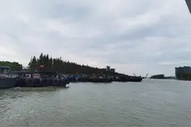 太湖封航，30余艘船舶进入湖州太湖锚泊停靠避风图片