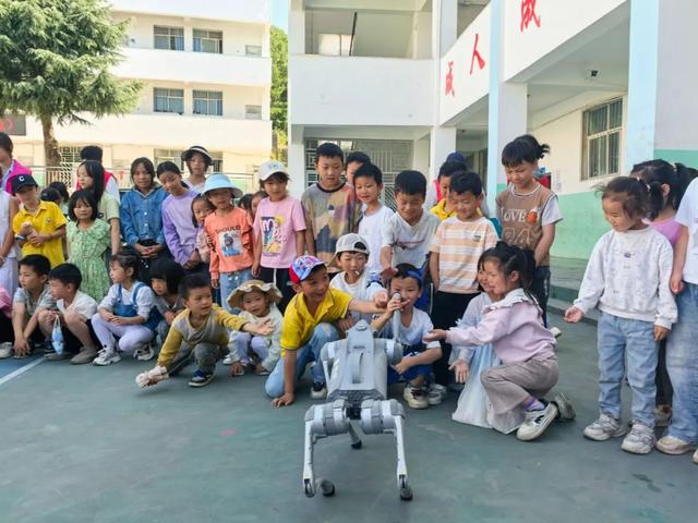 鲁甸县科协暑期科普大篷车走进乡村校园 点燃青少年科学梦想