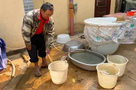 抬的抬，驮的驮！玉溪元江南昏村干群齐心共抗旱图片