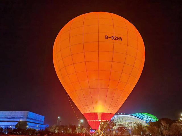 热气球嘉年华来袭 云端瞰城迎元旦