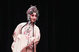 “95后”戏曲硕士抖音走红：想让年轻人看到戏曲有多“潮”图片