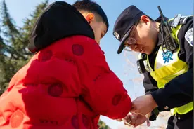 春节假期世博文化公园日均入园5万人，上海公安在热门景点开展客流疏导图片