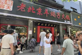 火锅店老板救人牺牲后：有人驾车2小时来就餐 有人扔下千元就走被追回图片