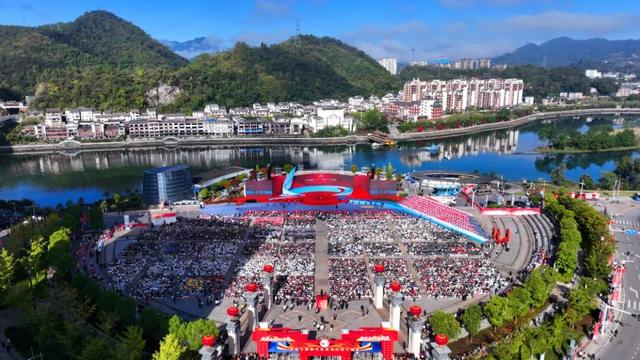 从长阳古今八景看县城建设蝶变→
