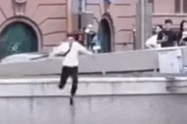 救人后上岸就走，他说：着急上班！“领带小哥”身份曝光，是山东人图片