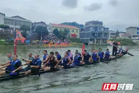 双峰县杏子铺镇龙舟友谊赛激情开赛图片