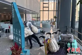 杭州机场推出过夜“躺平”休息区 温暖春运归途图片