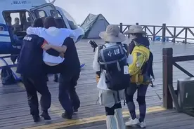 武功山景区用直升机护送受伤游客下山，回应：平时承接观光任务，紧急情况提供救助图片