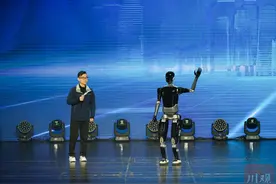 这场人工智能产品“大秀”上，“四川造”机器人和大模型天团集体出道图片