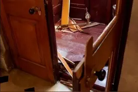 盗窃18K金马桶，英国两名案犯入狱！仅用5分钟盗走，估价4676万元人民币图片