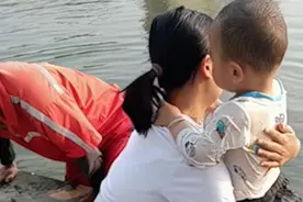 环卫大叔勇救落水幼童后默默离开视频封面