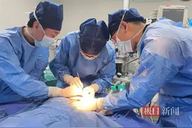 女子打“玻尿酸”却被埋雷，13年后泪沟肿成“核桃”且有致癌风险图片