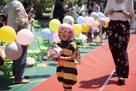 迎“六一” 萌娃上演变装秀图片