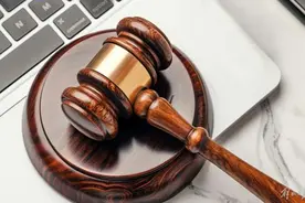 粉丝高铁站堵电梯口险造踩踏，律师解读：情节严重可拘留，明星若存在诱导也要担责图片