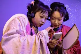 穿展品“同款”沉浸式看展渐成潮流，博物馆能拥有穿衣自由吗？图片