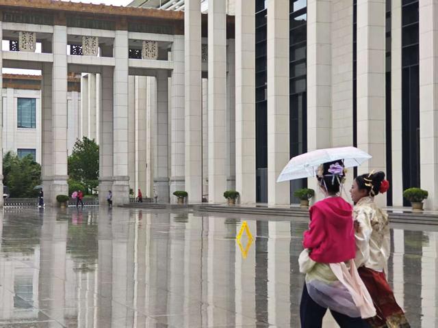 京城秋雨歇又至，游客热情不减