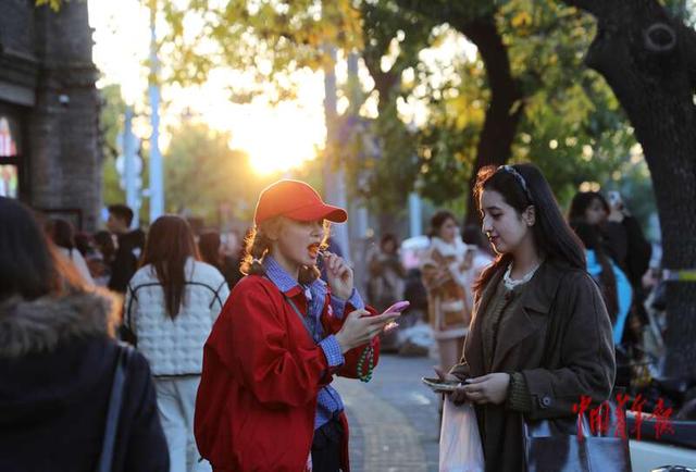 北京：年轻人在五四大街定格“秋天的童话”