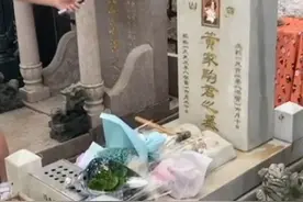 黄家驹墓碑遭涂污破坏，香港警方拘捕2名年轻男子图片