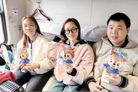 哈铁开行今冬首趟冰雪旅游专列图片