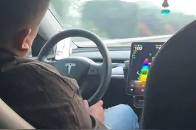 高速上，司机全程睡觉甚至打呼噜吓坏乘客，平台最新回应图片