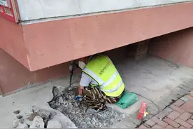 老旧小区上下水改造 “巧挖洞”，减小对居民的影响图片