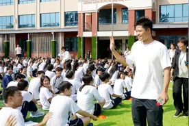 “亚洲飞人”苏炳添走进广州暨大港澳子弟学校图片